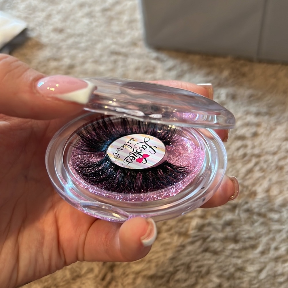 Lashes - Picture 2 of 2